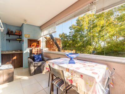 Casa à venda com 3 dormitórios, 231m² e 2 vagas no bairro Imperial Park em Porto Alegre