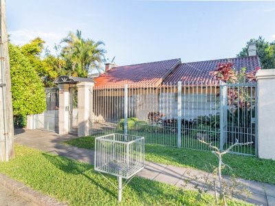 Casa à venda com 4 dormitórios, 272m² e 6 vagas no bairro Vila Assunção, Zona Sul de Porto Alegre