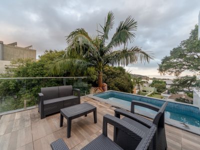 Casa à venda com 3 dormitórios, 550m² e 4 vagas no bairro Vila Assunção, Zona Sul de Porto Alegre