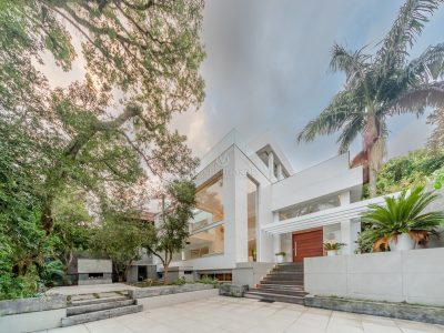 Casa à venda com 3 dormitórios, 550m² e 4 vagas no bairro Vila Assunção, Zona Sul de Porto Alegre