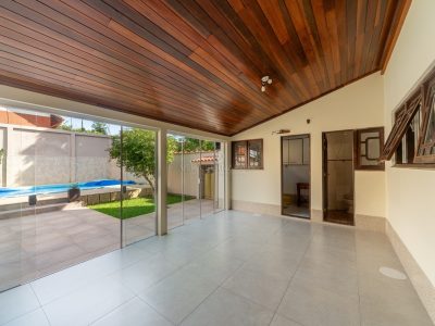 Casa à venda com 3 dormitórios, 380m² e 4 vagas no bairro Ipanema, Zona Sul de Porto Alegre