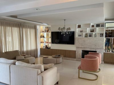 Casa em Condomínio à venda com 4 dormitórios, 204m² e 2 vagas no bairro Hípica, Zona Sul de Porto Alegre
