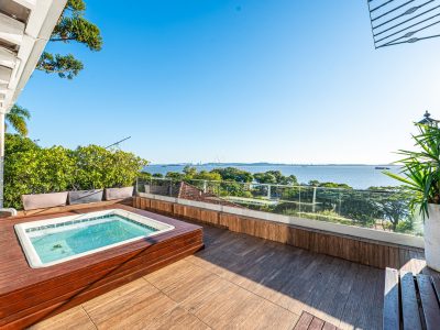 Casa à venda com 4 dormitórios, 335m² e 4 vagas no bairro Vila Assunção, Zona Sul de Porto Alegre