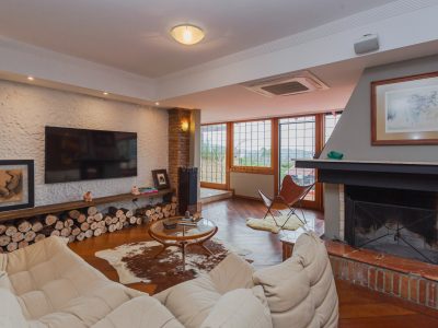 Casa à venda com 3 dormitórios, 375m² e 5 vagas no bairro Vila Assunção, Zona Sul de Porto Alegre