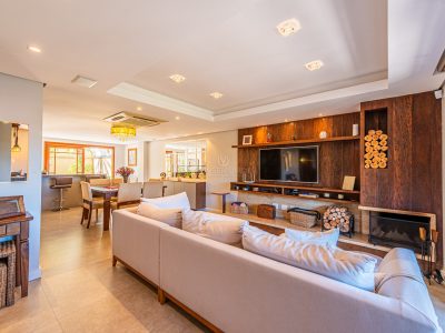 Casa à venda com 3 dormitórios, 211m² e 2 vagas no bairro Vila Assunção, Zona Sul de Porto Alegre