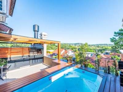 Casa à venda com 3 dormitórios, 211m² e 2 vagas no bairro Vila Assunção, Zona Sul de Porto Alegre