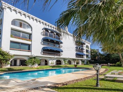 Cobertura à venda com 3 dormitórios, 450m² e 4 vagas no bairro Vila Assunção, Zona Sul de Porto Alegre