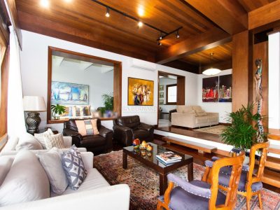 Casa à venda com 3 dormitórios, 525m² e 4 vagas no bairro Vila Assunção, Zona Sul de Porto Alegre
