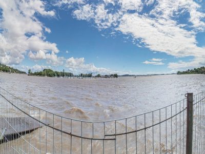 Casa à venda com 4 dormitórios, 551m² e 4 vagas no bairro Tristeza, Zona Sul de Porto Alegre