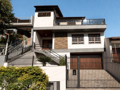 Casa à venda com 4 dormitórios, 287m² e 2 vagas no bairro Teresópolis, Zona Sul de Porto Alegre