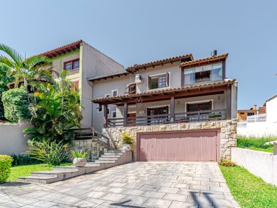 Casa à venda com 4 dormitórios, 230m² e 2 vagas no bairro Ipanema, Zona Sul de Porto Alegre