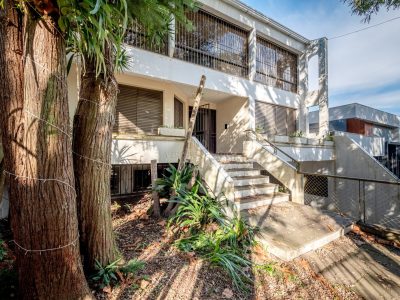 Casa à venda com 3 dormitórios, 526m² e 5 vagas no bairro Cristal, Zona Sul de Porto Alegre