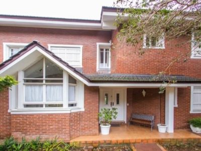 Casa à venda com 4 dormitórios, 372m² e 4 vagas no bairro Teresópolis, Zona Sul de Porto Alegre