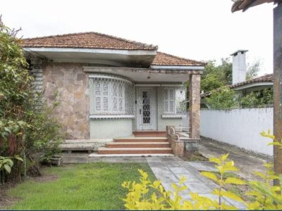 Casa à venda com 3 dormitórios, 220m² e 5 vagas no bairro Ipanema, Zona Sul de Porto Alegre