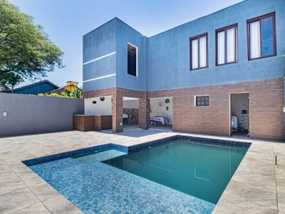 Casa à venda com 4 dormitórios, 400m² e 4 vagas no bairro Guarujá, Zona Sul de Porto Alegre