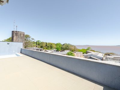 Casa à venda com 3 dormitórios, 350m² e 3 vagas no bairro Guarujá, Zona Sul de Porto Alegre