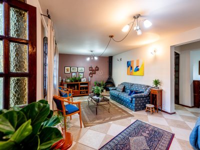 Casa à venda com 4 dormitórios, 218m² e 3 vagas no bairro Serraria, Zona Sul de Porto Alegre