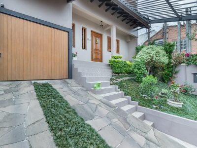 Casa à venda com 3 dormitórios, 192m² e 3 vagas no bairro Cristal em Porto Alegre