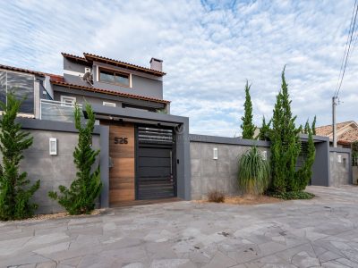 Casa à venda com 3 dormitórios, 222m² e 2 vagas no bairro Aberta dos Morros, Zona Sul de Porto Alegre