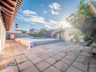 Casa Térrea à venda com 3 dormitórios, 300m² e 3 vagas no bairro Ipanema, Zona Sul de Porto Alegre