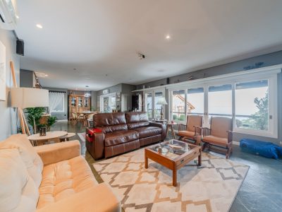 Casa à venda com 3 dormitórios, 413m² e 2 vagas no bairro Sétimo Céu, Zona Sul de Porto Alegre