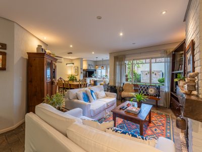 Casa à venda com 3 dormitórios, 228m² e 2 vagas no bairro Ipanema, Zona Sul de Porto Alegre