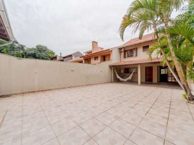 Casa à venda com 3 dormitórios, 237m² e 4 vagas no bairro Espírito Santo, Zona Sul de Porto Alegre