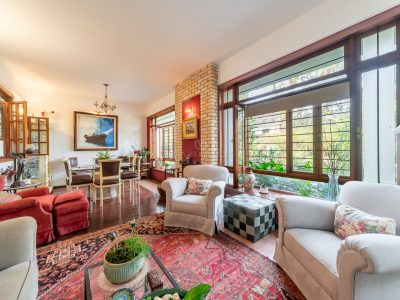 Casa à venda com 3 dormitórios, 209m² e 4 vagas no bairro Jardim Isabel, Zona Sul de Porto Alegre