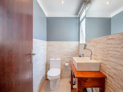 Casa Térrea à venda com 4 dormitórios, 258m² e 3 vagas no bairro Vila Assunção, Zona Sul de Porto Alegre