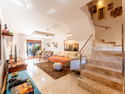 Casa à venda com 3 dormitórios, 360m² e 4 vagas no bairro Guarujá, Zona Sul de Porto Alegre