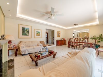 Casa à venda com 3 dormitórios, 291m² e 3 vagas no bairro Vila Assunção, Zona Sul de Porto Alegre