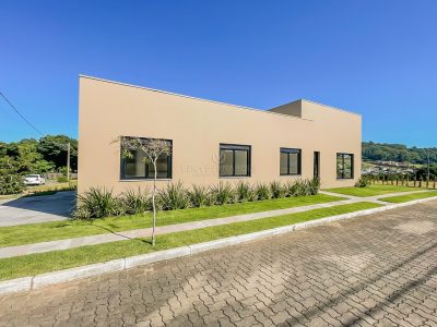 Casa à venda com 3 dormitórios, 452m² e 2 vagas no bairro Aberta dos Morros, Zona Sul de Porto Alegre