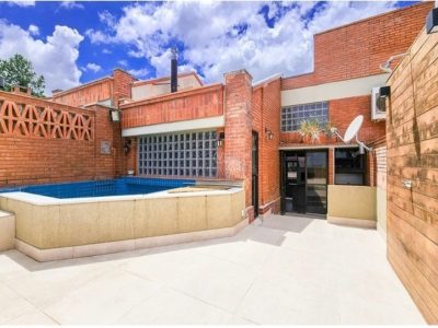 Casa em Condomínio à venda com 3 dormitórios, 359m² e 4 vagas no bairro Cristal, Zona Sul de Porto Alegre