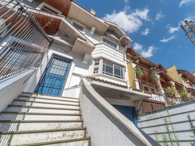 Casa à venda com 4 dormitórios, 297m² e 3 vagas no bairro Tristeza, Zona Sul de Porto Alegre