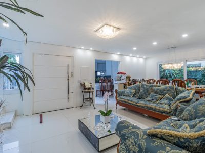 Casa à venda com 3 dormitórios, 484m² e 4 vagas no bairro Tristeza, Zona Sul de Porto Alegre