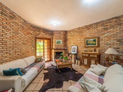 Casa à venda com 3 dormitórios, 303m² e 2 vagas no bairro Espírito Santo, Zona Sul de Porto Alegre