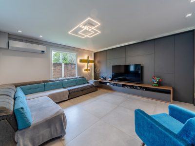 Casa à venda com 4 dormitórios, 223m² e 2 vagas no bairro Vila Assunção, Zona Sul de Porto Alegre