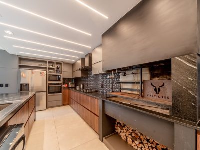 Casa à venda com 4 dormitórios, 223m² e 2 vagas no bairro Vila Assunção, Zona Sul de Porto Alegre