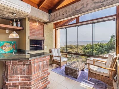 Casa em Condomínio à venda com 3 dormitórios, 201m² e 2 vagas no bairro Vila Assunção, Zona Sul de Porto Alegre