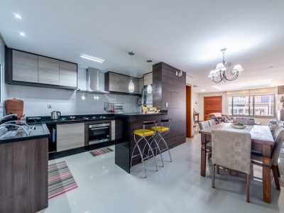 Casa à venda com 3 dormitórios, 142m² e 2 vagas no bairro Guarujá, Zona Sul de Porto Alegre