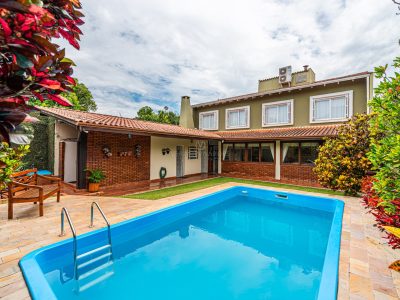 Casa à venda com 4 dormitórios, 298m² e 2 vagas no bairro Ipanema, Zona Sul de Porto Alegre