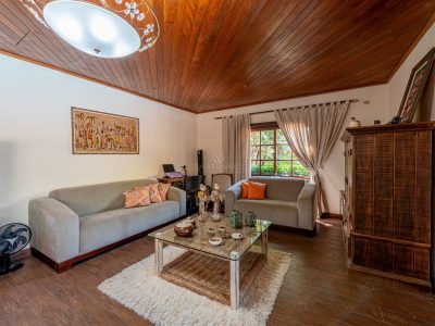 Casa à venda com 3 dormitórios, 231m² e 2 vagas no bairro Tristeza, Zona Sul de Porto Alegre