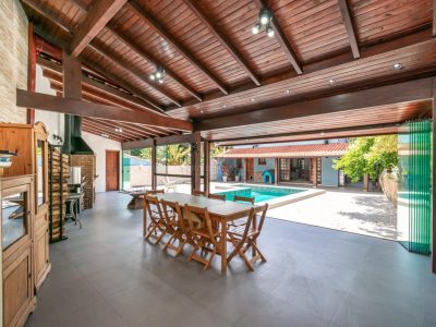 Casa à venda com 4 dormitórios, 279m² e 4 vagas no bairro Jardim Isabel, Zona Sul de Porto Alegre