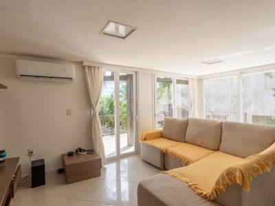 Casa à venda com 3 dormitórios, 300m² e 5 vagas no bairro Jardim Isabel, Zona Sul de Porto Alegre