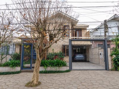 Casa à venda com 4 dormitórios, 240m² e 5 vagas no bairro Ipanema, Zona Sul de Porto Alegre