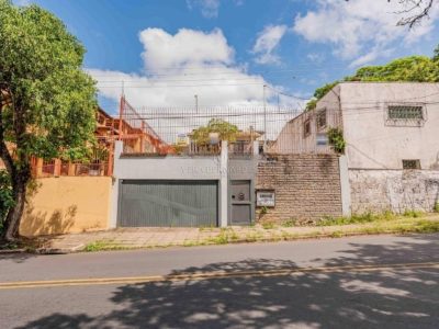 Casa Térrea à venda com 6 dormitórios, 300m² e 4 vagas no bairro Tristeza, Zona Sul de Porto Alegre
