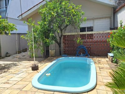 Casa à venda com 3 dormitórios, 240m² e 2 vagas no bairro Ipanema, Zona Sul de Porto Alegre