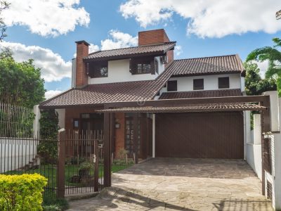 Casa à venda com 3 dormitórios, 326m² e 4 vagas no bairro Tristeza, Zona Sul de Porto Alegre