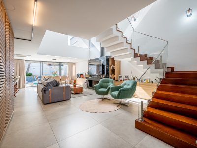 Casa à venda com 3 dormitórios, 380m² e 4 vagas no bairro Vila Assunção, Zona Sul de Porto Alegre