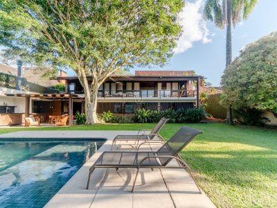 Casa à venda com 4 dormitórios, 450m² e 3 vagas no bairro Vila Assunção, Zona Sul de Porto Alegre